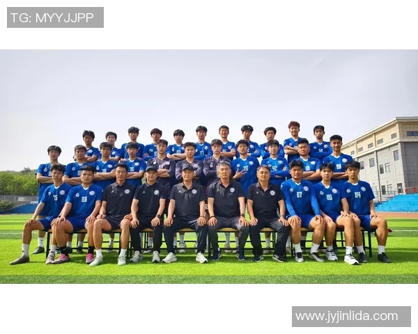 解围社足球：团结拼搏的精神与青春热血的赛场故事